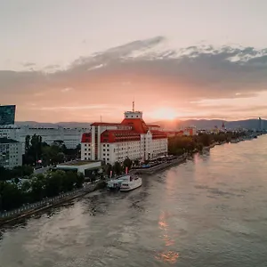 Hilton Waterfront **** Βιέννη